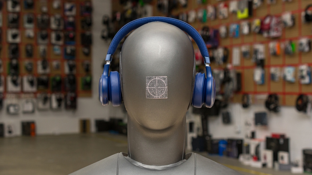 Front-on image of the JBL 670NC.