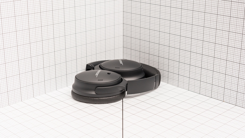 Portability picture of the Bose QC45 Wireless.