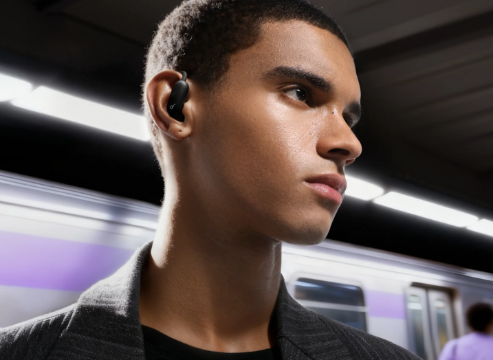 Headphones vs Earbuds: Choose the Perfect Audio Gear for Your Day