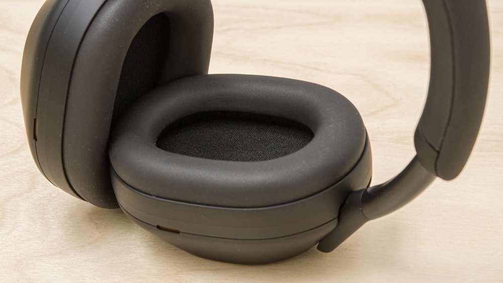 Picture of the XM5 earpads