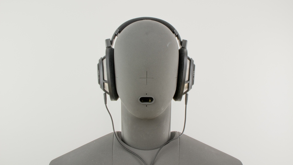 Image showing the wired design of the Sennheiser HD 800 S.