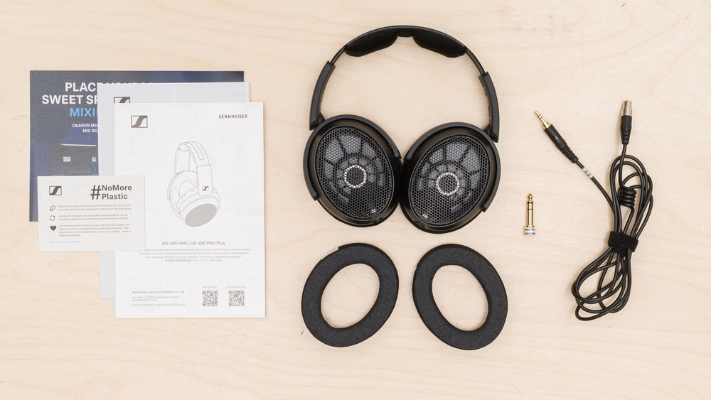 The Sennheiser HD 490 PRO come with a 1/8" audio cable and 1/4" to 1/8" adapter.